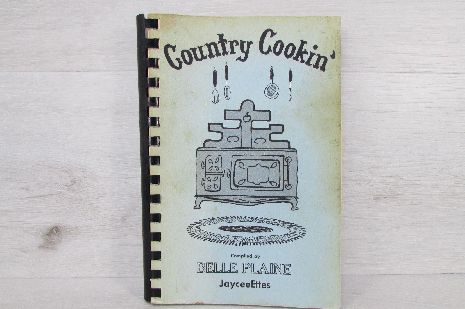 Country Cookin’ Compiled by Jaycee Ettes Belle Plaine 1981 210 Pages