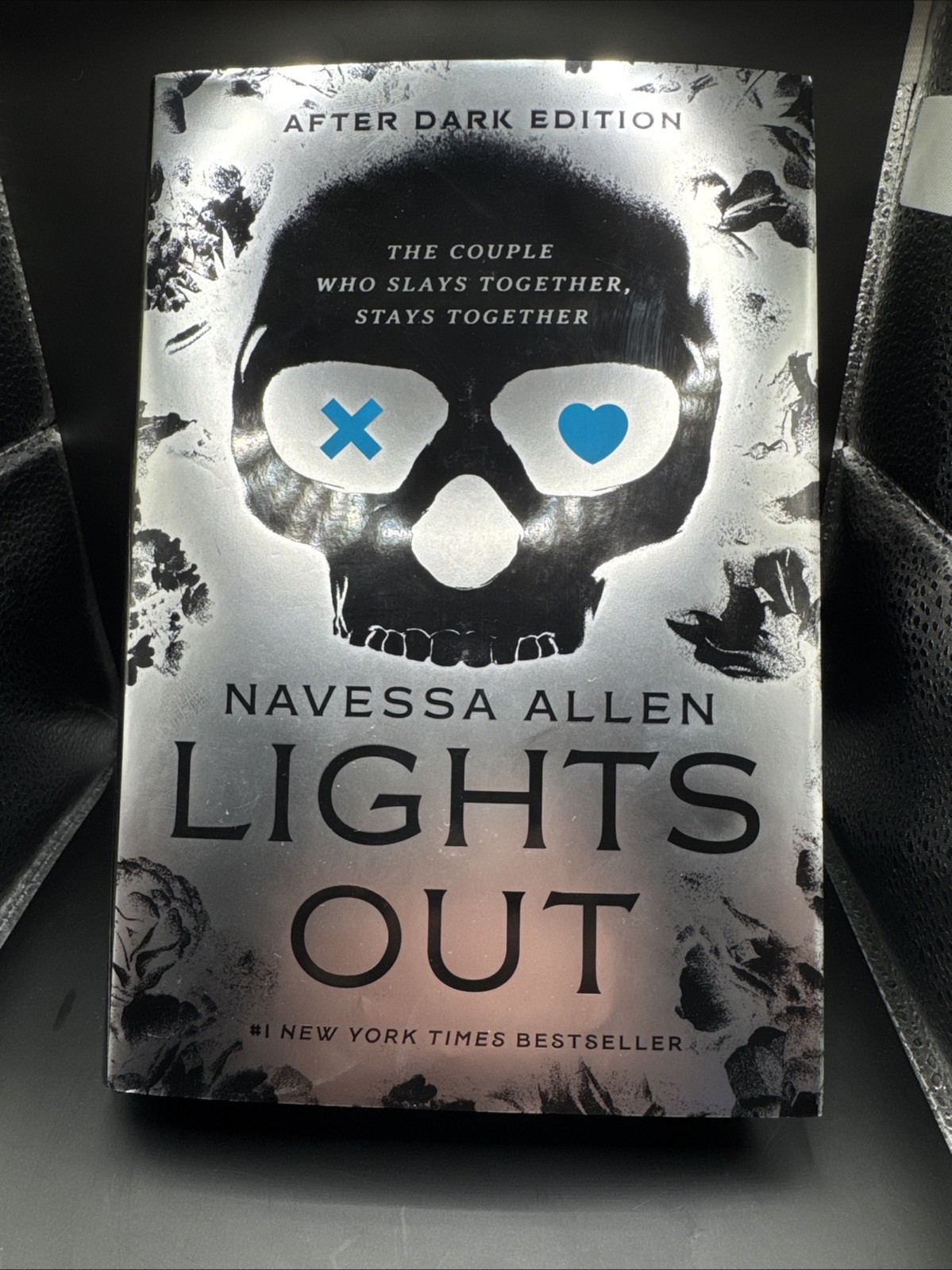 Lights Out Collector’s Edition : An into Darkness Novel by Navessa Allen (2025,
