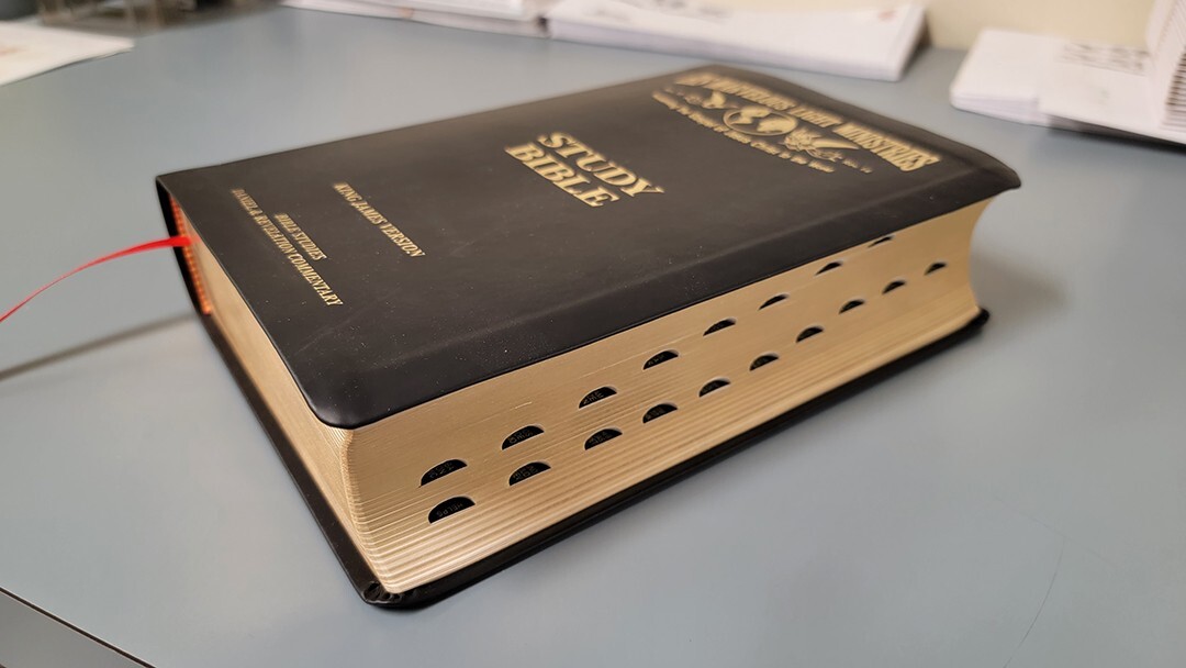 KING JAMES VERSION (KJV) STUDY BIBLE WITH DANIEL, REVELATION STUDY HELPS, MORE!!