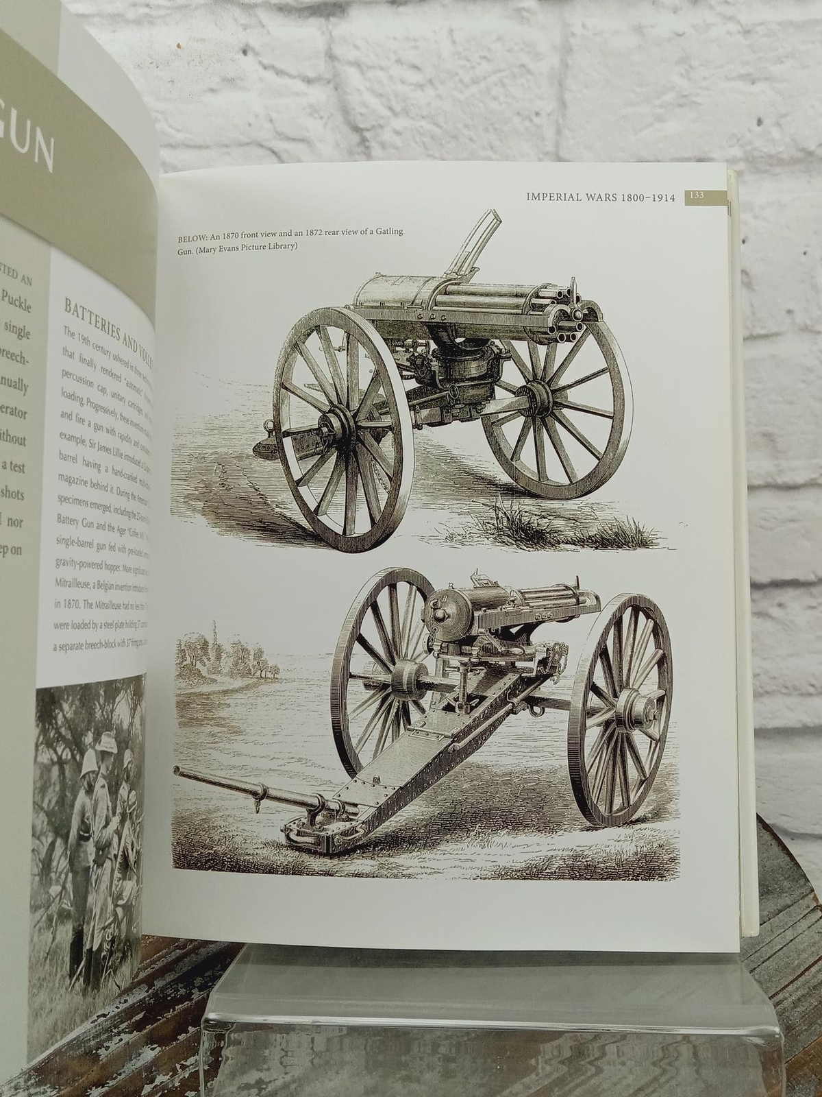 A History of the World in 100 Weapons by Chris McNab 2011 HCDJ