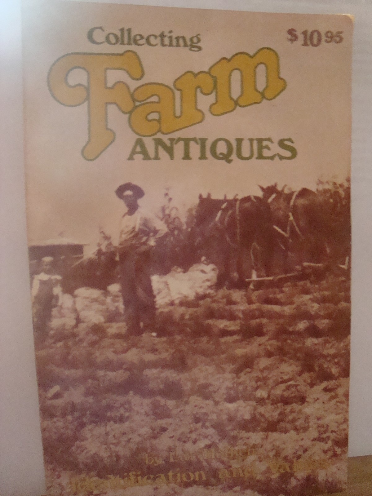 1982 Books Americana- Collecting Farm Antiques by Lar Hothem 280 pages Paperback