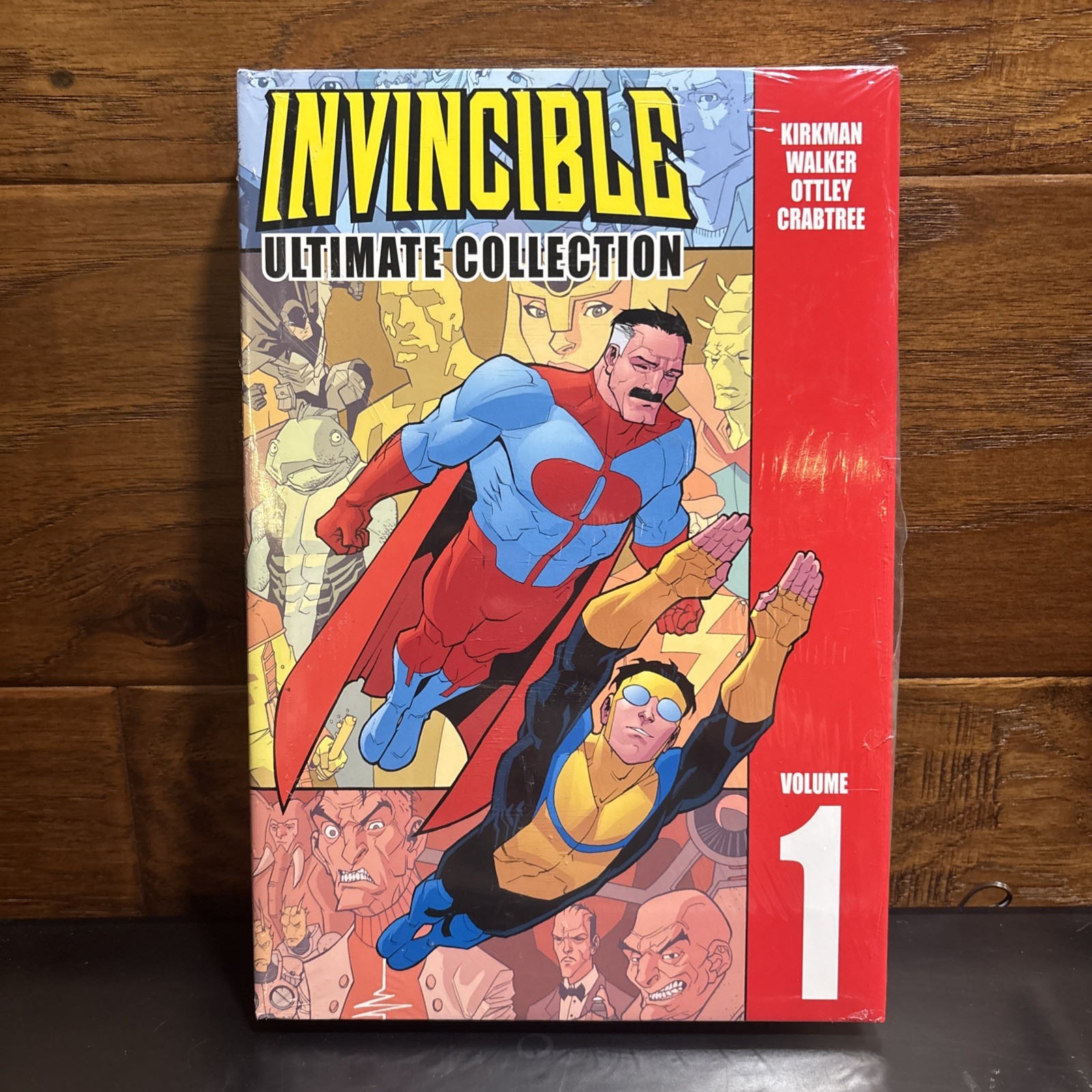Invincible: the Ultimate Collection Volume 1 – Sealed read description